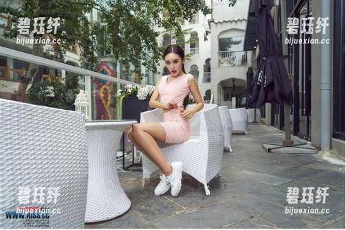 腿长到天际的爱丝！女警图集让你羡慕不已，快来看看！