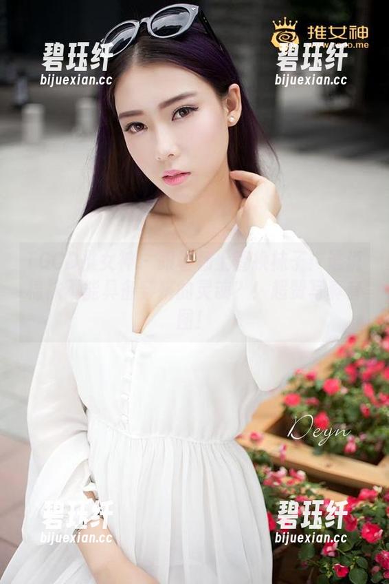 TGOD推女神 - 跟着杨上萱换袜子：谁说棉袜不能具备穿搭的灵魂？！超赞写真套图！