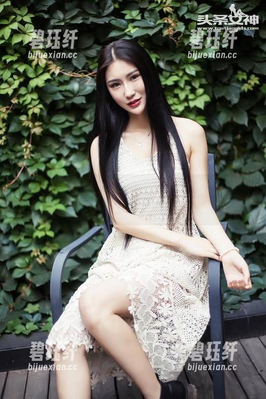 TouTiao头条女神 - 在热浪中，周思超的泳装图集让人想起了海的味道