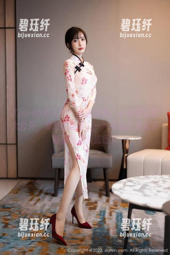 Xiuren秀人网-小逗逗 Xiuren秀人网 - 美图精选:小逗逗制服大公开,果然图就够!——不过这到底是制服还是新流行?