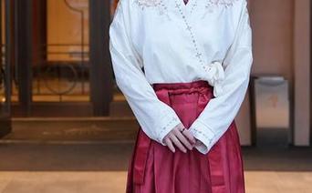 Xiuren秀人网 – 战姝羽Zina的礼服写真集:当然,礼服不止要好看,更要能让你下一秒想请她喝咖啡!精选必看!