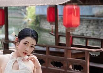 Xiuren秀人网 – 那一抹死库水的蓝：董媛媛Janel写真里的无意与动人