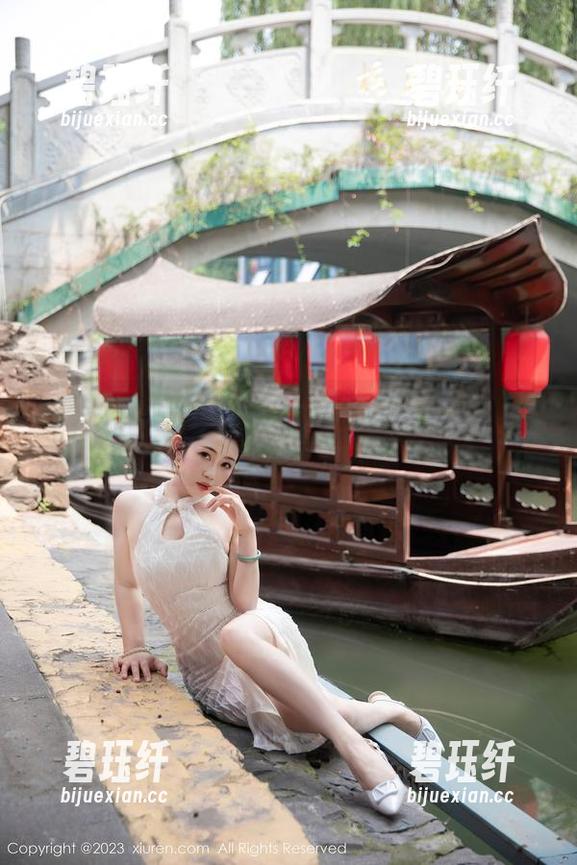 Xiuren秀人网-董媛媛Janel Xiuren秀人网 - 那一抹死库水的蓝:董媛媛Janel写真里的无意与动人