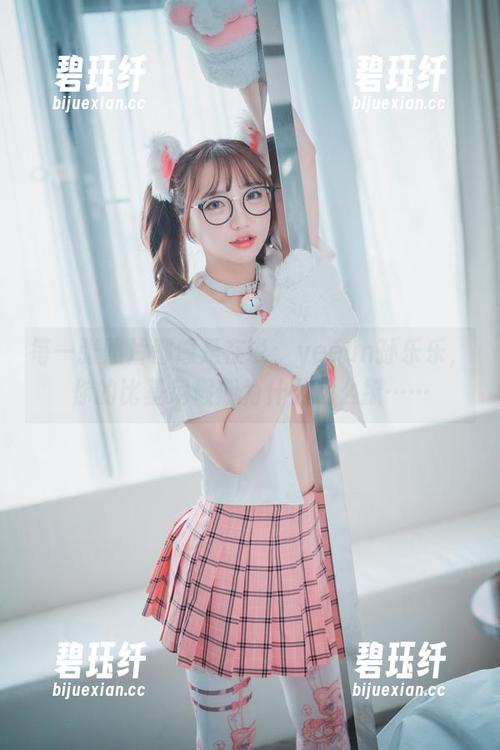 每一张照片都像是在说：yeeun孙乐乐，你的比基尼假期为什么这么撩……