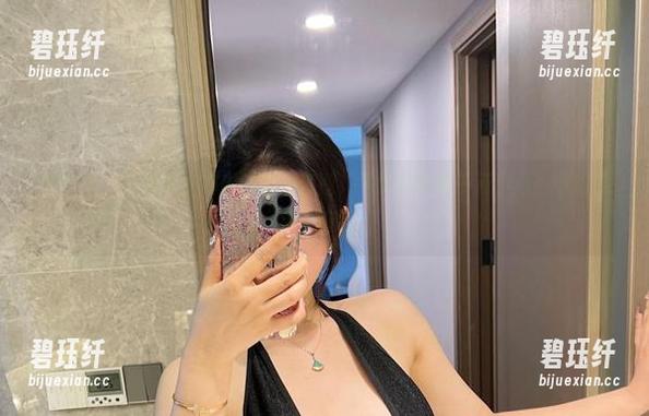 微密圈 - 不爱笑的赛琳的白丝套图，下载的时候千万小心，不然容易上瘾哦！