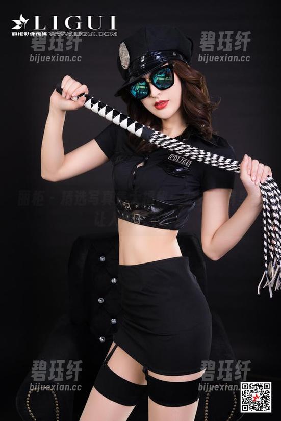 丽柜 - 精选写真集大揭秘：安安的裤里丝让人欲罢不能！