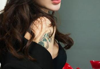 丽柜 – 汐汐的职业装照:敢想敢穿的免费写真,是不是有点过了?