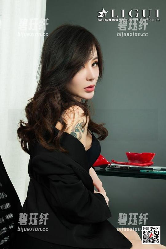 丽柜 - 汐汐的职业装照：敢想敢穿的免费写真，是不是有点过了？