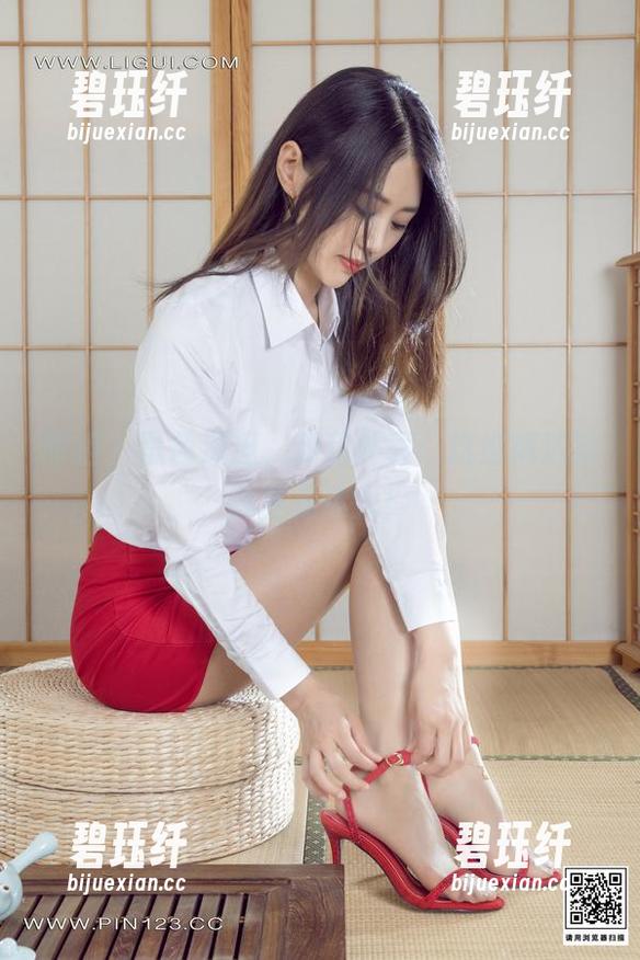 丽柜-甜甜 丽柜 - 黑色深邃,甜甜外表:这组精选写真真是迷人!
