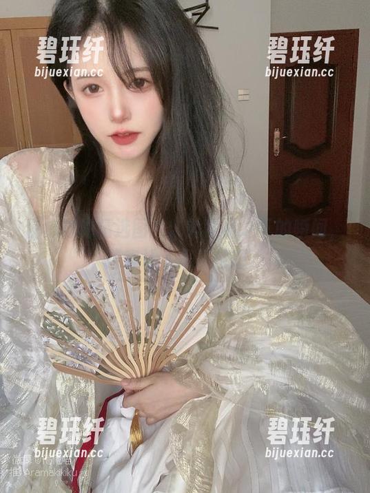 倦倦喵的精选图包：露背裙之下的瞬间，简直让人忍不住想喵