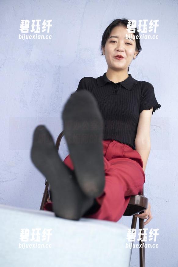 南国足艺-小雨 南国足艺 - 小雨办公室女郎套图:穿越在职场与妩媚间的奇妙瞬间!
