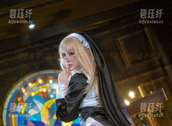 “叉子宝宝”的黑暗护士写真，我是不是被她的眼神电到了？原图都不够！