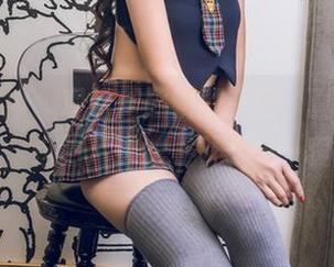 头条女神 – 观看周熙妍的美腿，真是种奇妙体验，这图片透露着什么……暧昧吗？