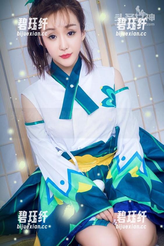 头条女神 - 职业装也能撩人？梁芮溪的高清写真告诉你答案！