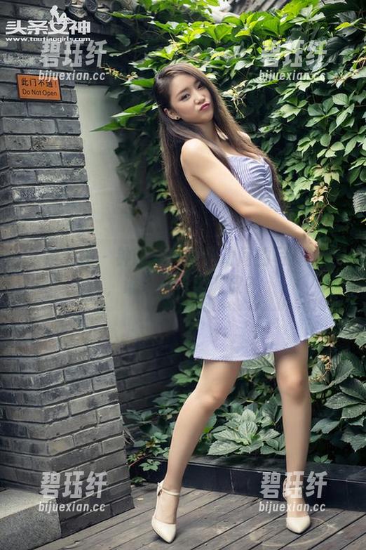 头条女神 - 钟晴：白裙飘动间的写真生活，谁说不可以调皮？