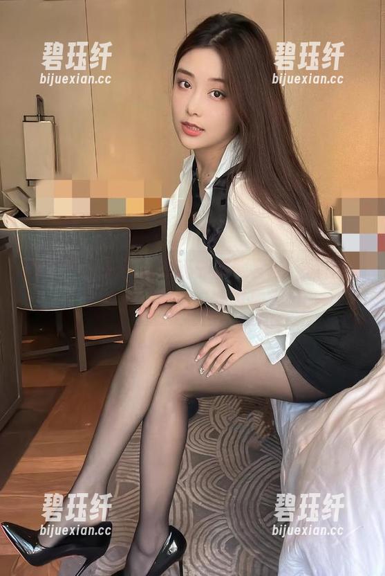奶雯 微密圈 - 最新奶雯秘书制服套图,暗暗期待她那一刻的“会议内容”