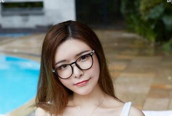 尤物馆 – 这套写真太有戏了!FoxYini孟狐狸穿上礼服,是不是有点超现实的感觉?快来感受一下这精致套图!