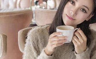 推女神 – 朱赢Molly的礼服简直给我上了一课，图册里每个角度都让我怀疑自己是不是穿错了方向。
