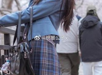潜入桃墨公子的泳池私拍，图片中仿佛有水草轻轻拂过的感觉
