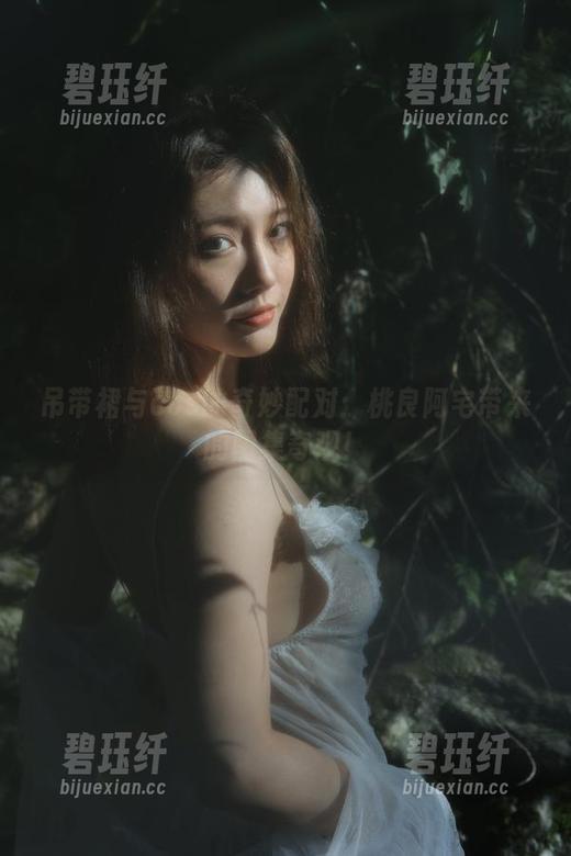 吊带裙与cos的奇妙配对：桃良阿宅带来的图集奇观！