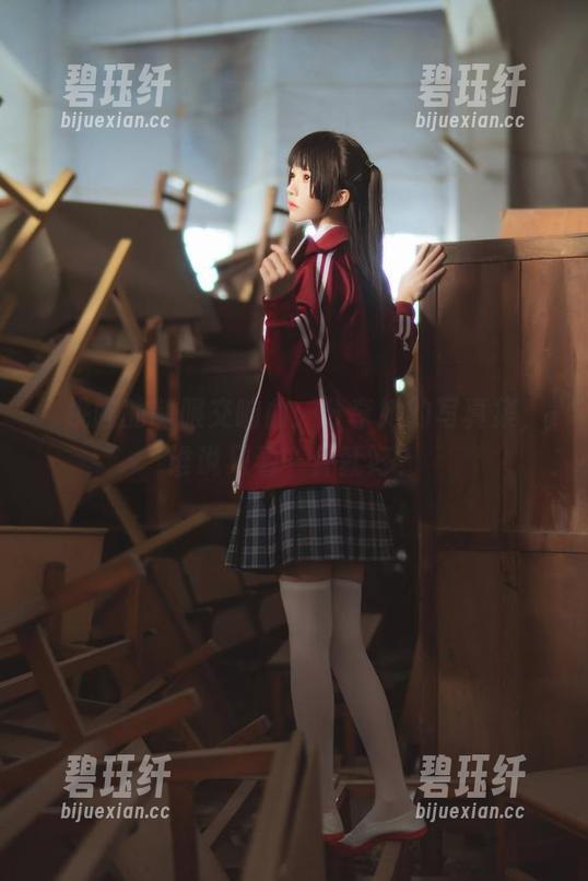桜桃喵的制服交响曲：分享她的写真集，谁说只看一件就好？
