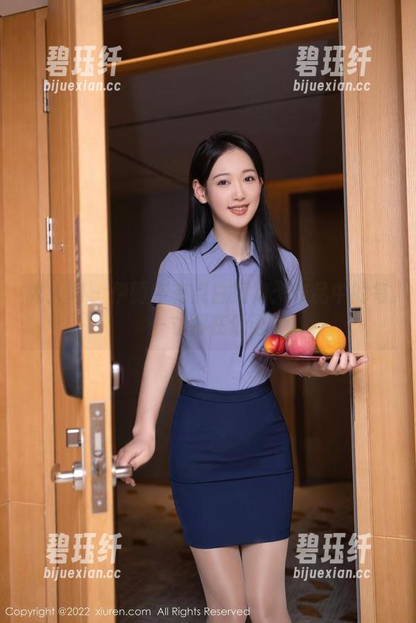 秀人网 - 伊丽莎有点白短裙：作品中的每一寸都在低语