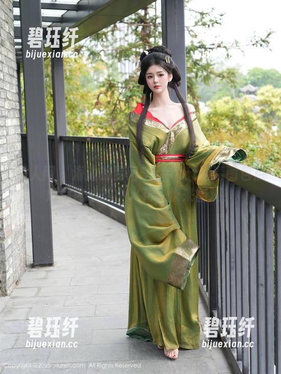 秀人网 - 海边的易阳Silvia：高清图包点燃你内心的小火花，快来围观！