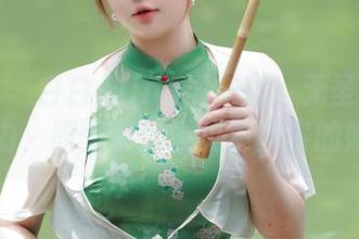 秀人网 – 白白Alina睡衣照：无圣光的魔力，原图带你看见更真实的她