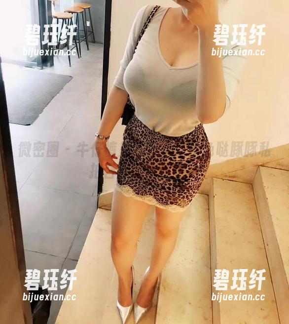 微密圈 - 牛仔裤里的故事：紫色哒豚豚私拍合集的隐秘魅力