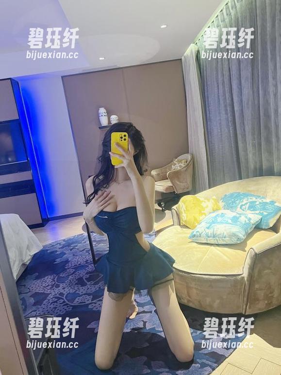 微密圈 - 葛征的纯白写真，高清之下，你的思绪也在漂浮？