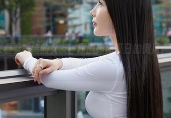 蜜桃社 – 来看看美绪的女友，原图如同夏日的微风，清新又让人心动。