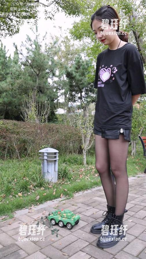 袜啵啵 - 小沫的裸足花絮版：写真图片，简单啊，就像夏天的微风。
