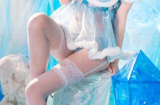 圣诞的气氛被雯妹不讲道理的写真合集点燃，心都跟着她一起跳了！