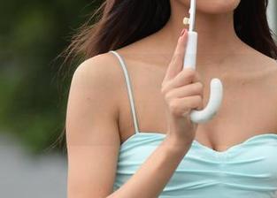 魔镜街拍 – 走过路过艾小青的超短裙肉丝套图，不看可真是遗憾！