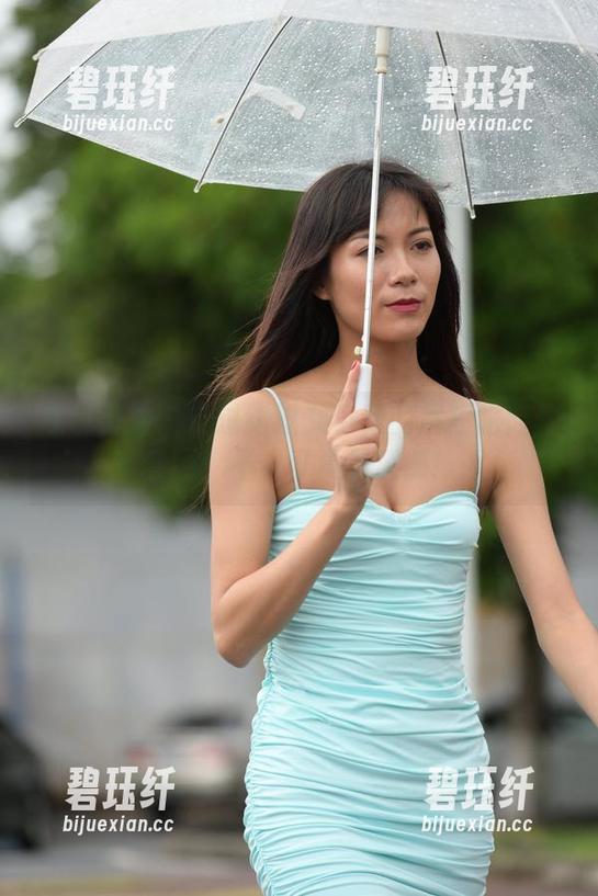 魔镜街拍 - 走过路过艾小青的超短裙肉丝套图，不看可真是遗憾！