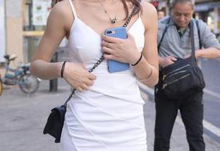 魔镜街拍 – 艾小青校园美图：一不小心又更新了，你能抵抗这个诱惑吗？