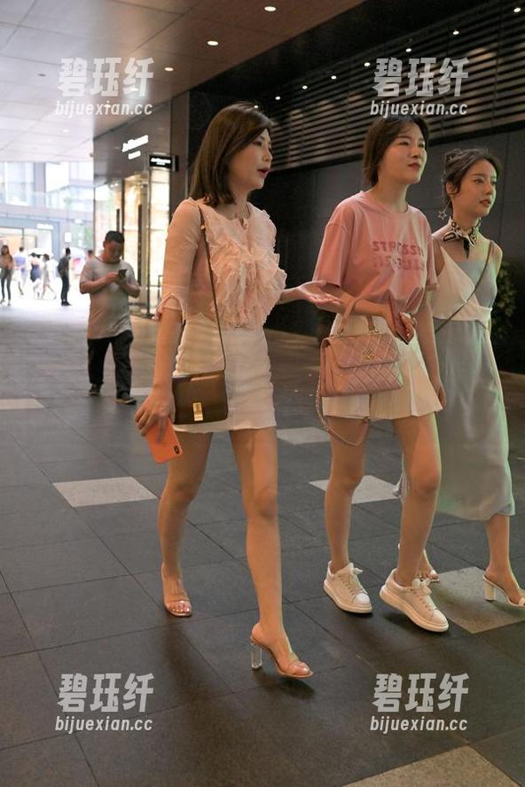 魔镜街拍 魔镜街拍里的美图:表姐包臀裙对比开叉丝袜,谁更胜一筹?